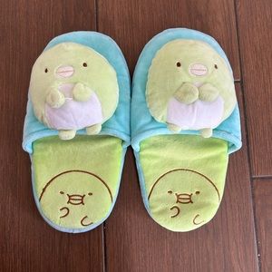 Sumikkogurashi slippers with penguin plush on top